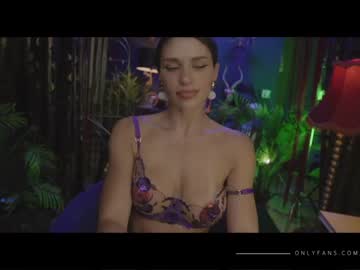latina cam girl lucieoude_ image #1722984