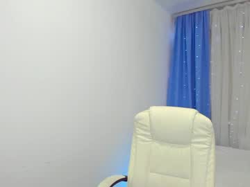 latina cam girl emmika_ image #4070451