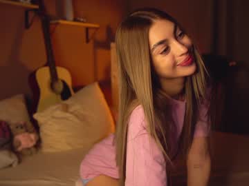 latina cam girl cuteelsa_ image #3952782