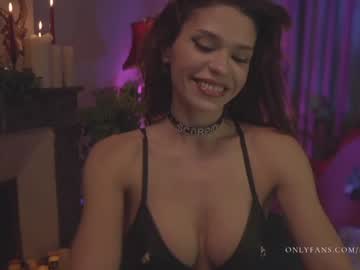 latina cam girl lucieoude_ image #2143395