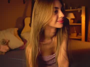 latina cam girl cuteelsa_ image #3972213