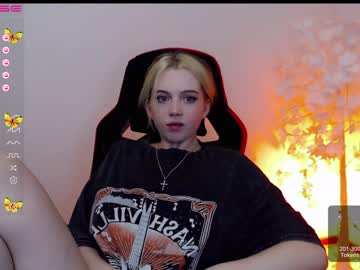 latina cam girl small_blondee image #2760372