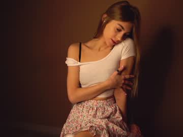 latina cam girl cuteelsa_ image #3934318