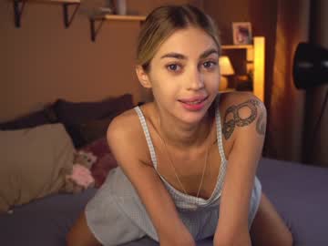 latina cam girl cuteelsa_ image #3761521