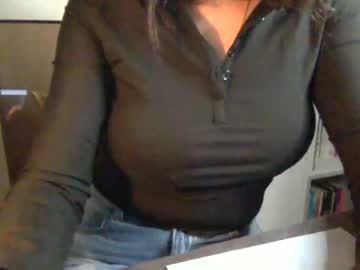 latina cam girl lillyandhertoyy image #4141329