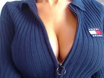 latina cam girl eat_mee_out image #1787011