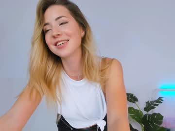 latina cam girl emmi_rosee image #2035154