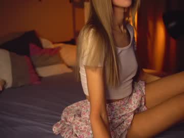 latina cam girl cuteelsa_ image #4030901