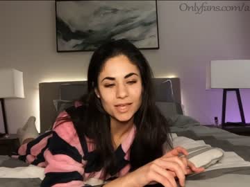 latina cam couple ari_lovexo image #974636