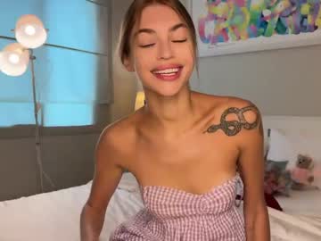 latina cam girl cuteelsa_ image #4211420