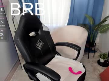 latina cam girl leeeah_ image #4707403