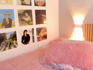 latina cam girl little_effy18 image #3276472
