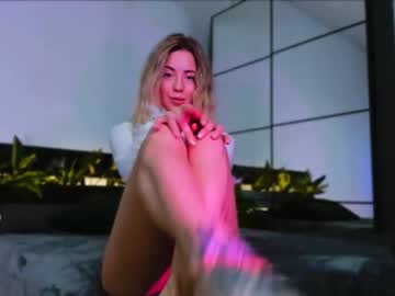 latina cam girl emmi_rosee image #2778404